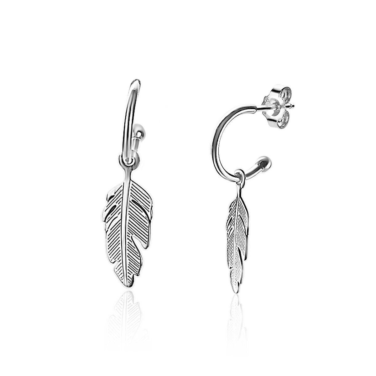 Pendientes de aro plateados con forma de pluma detallada.