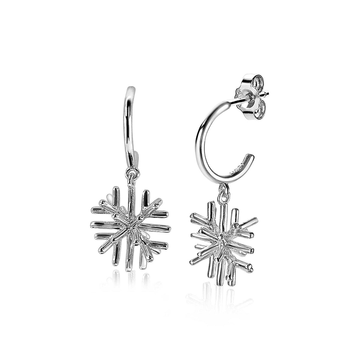 Pendientes de aro plateados con colgante en forma de copo de nieve.