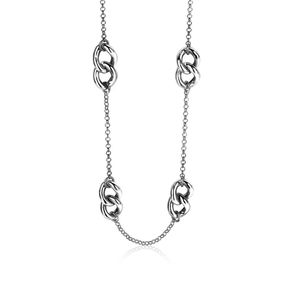 Cadena de plata con eslabones entrelazados y detalles en forma de anillos.