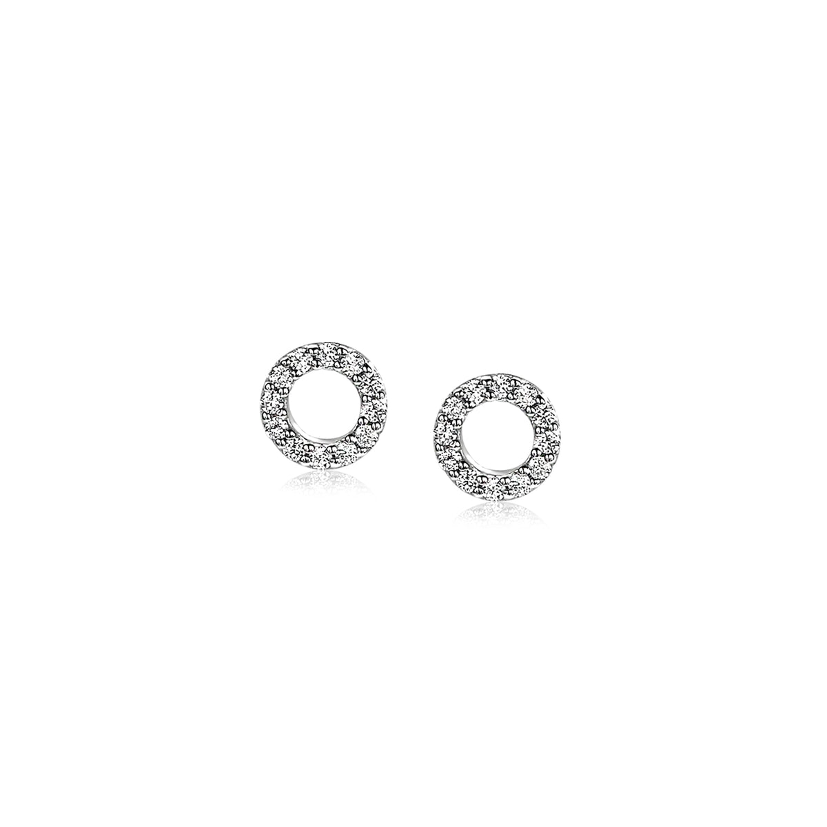 Pendientes de aro plateados con circonitas brillantes en el contorno.
