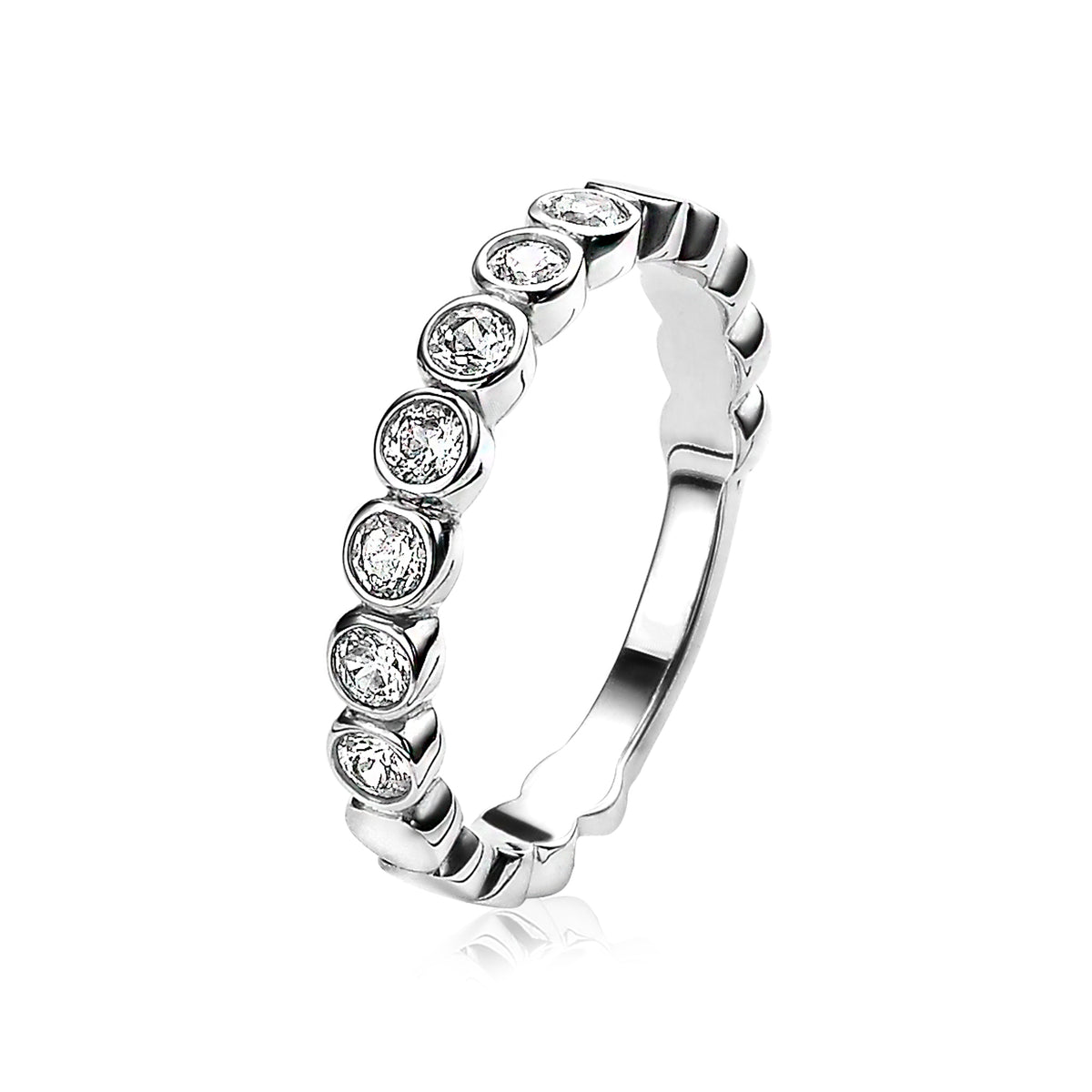 Anillo de plata con siete circonitas brillantes en un diseño delicado.