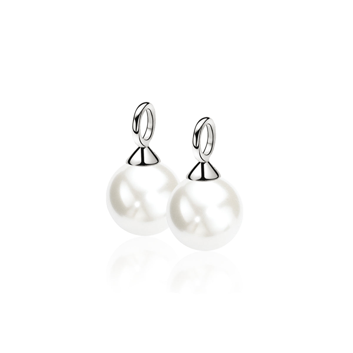 Pendientes de plata con perlas blancas y detalle en forma de cono.