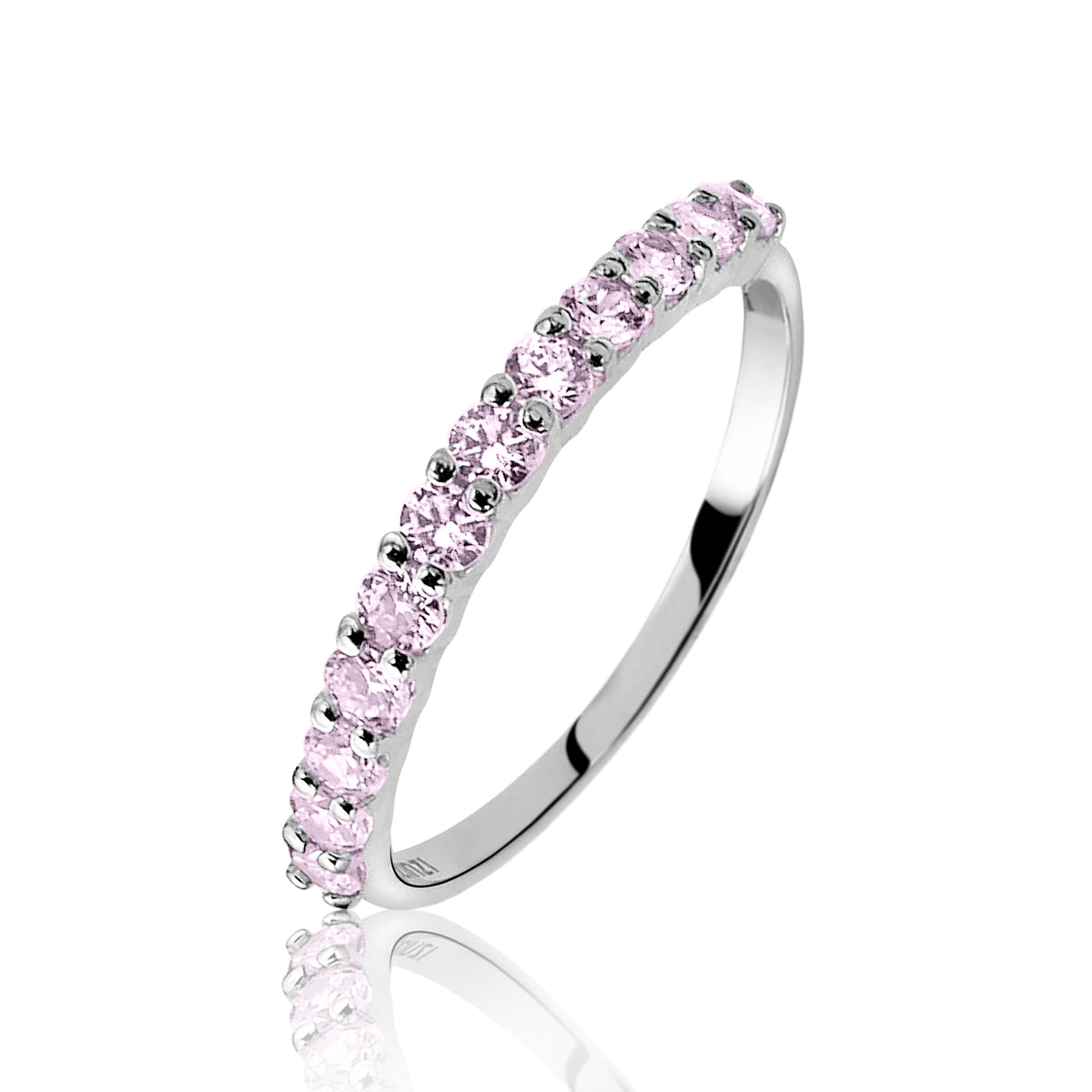 Anillo de plata con circonitas rosas en un diseño delgado y brillante.