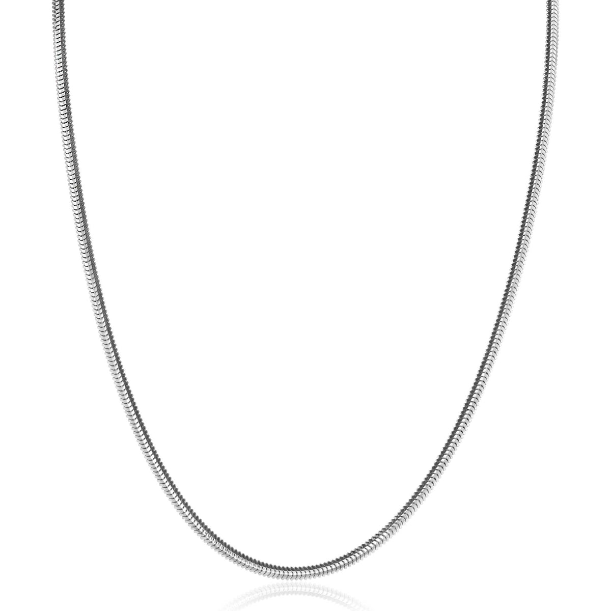 cadena de plata con diseño liso y forma ovalada.