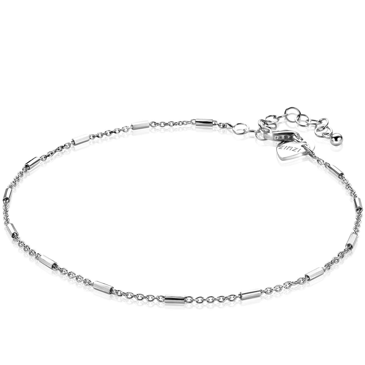 Cadena de plata con eslabones alargados y detalles brillantes.