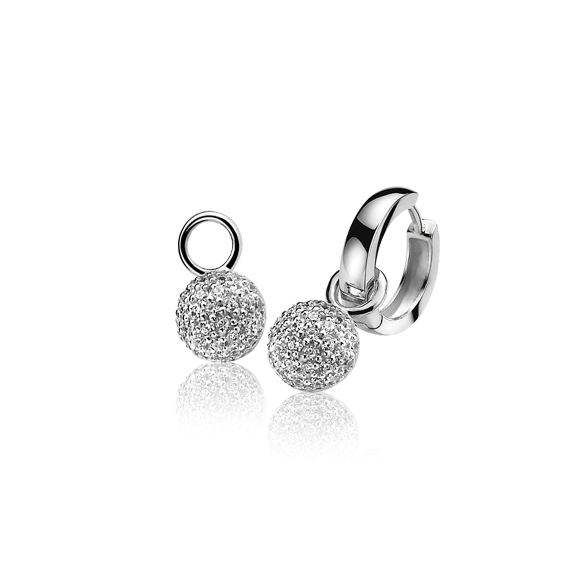 Pendientes de plata con esferas brillantes y cierre de aro.