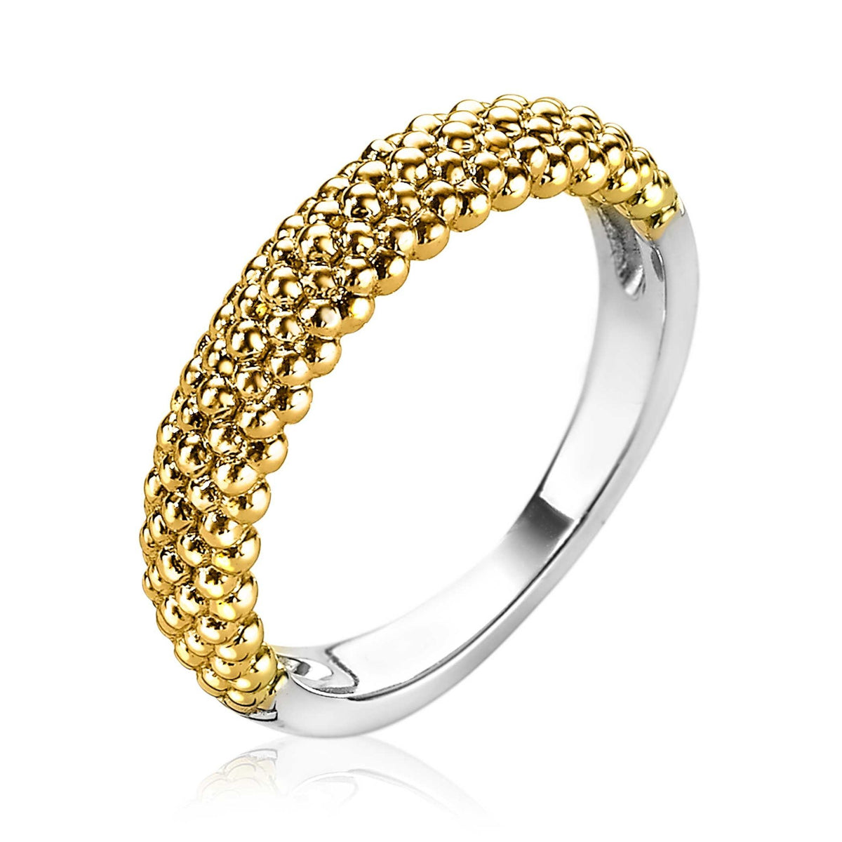 Anillo chapado en oro con textura de bolitas y acabado plateado en la parte interior.
