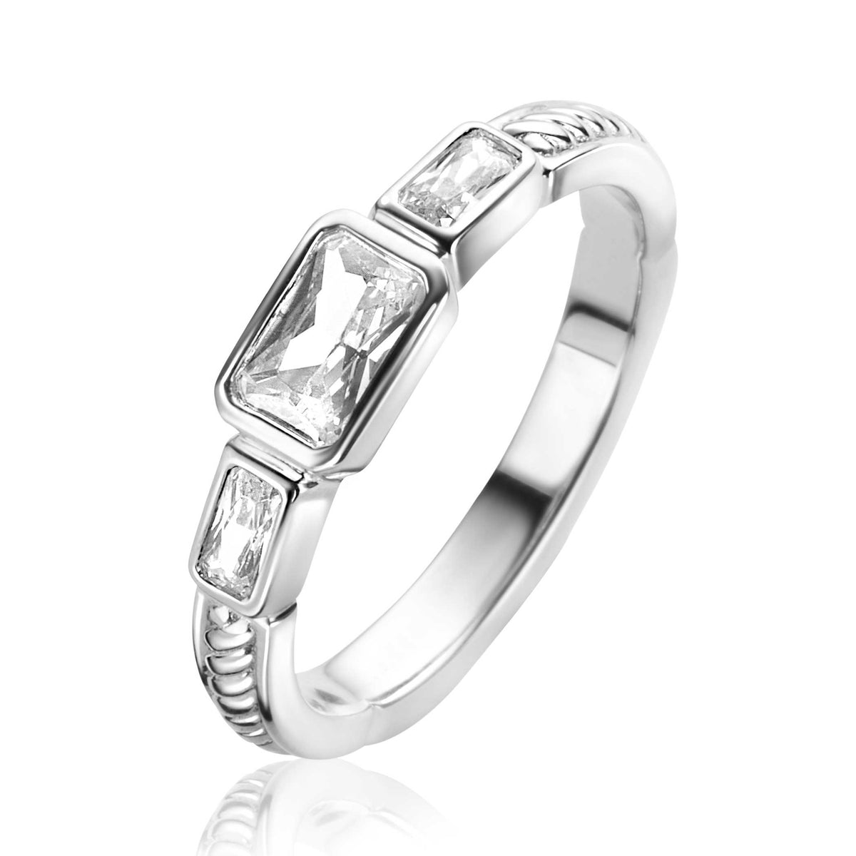 Anillo de plata con tres piedras rectangulares transparentes.