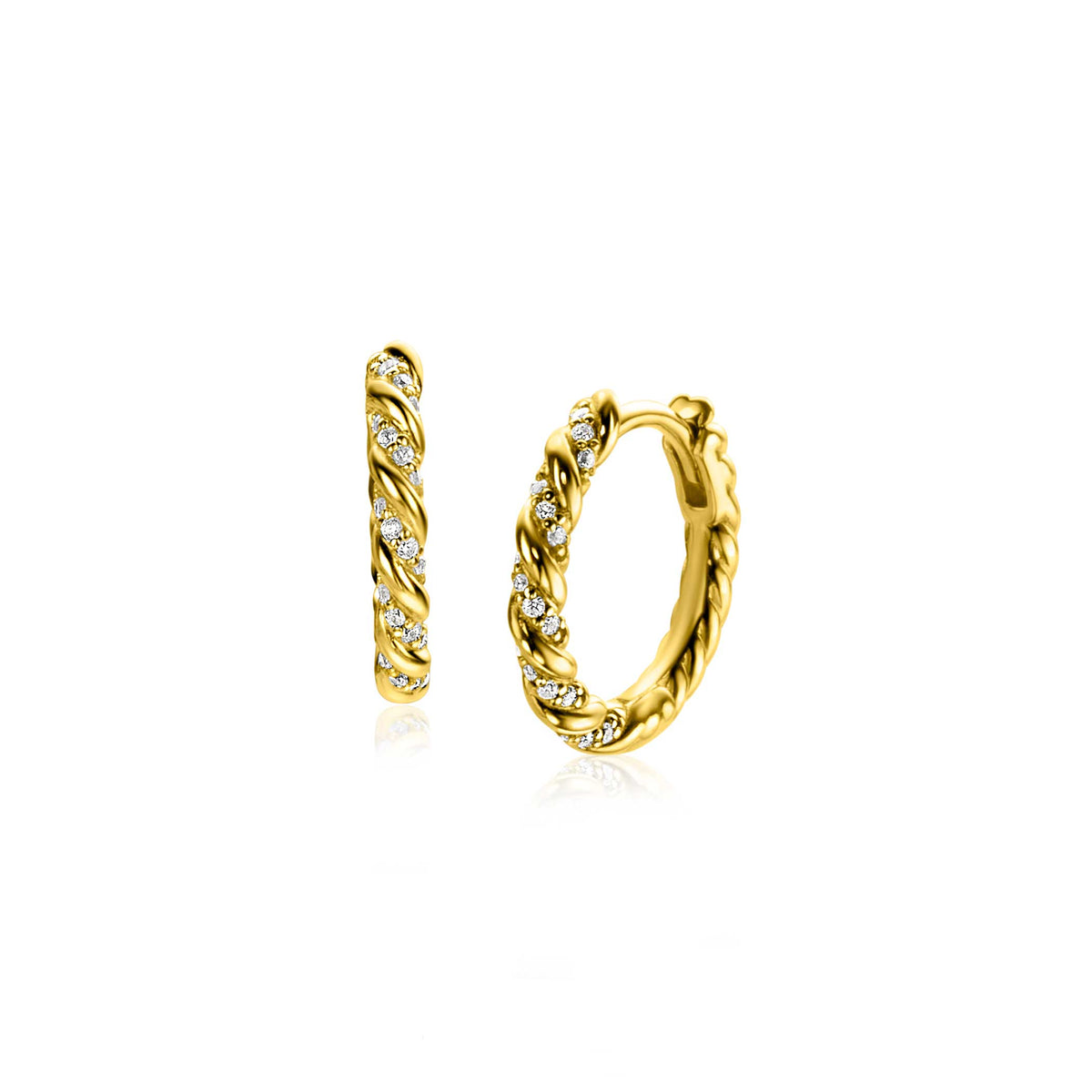 Pendientes de aro dorados con diseño trenzado y detalles de piedras brillantes.