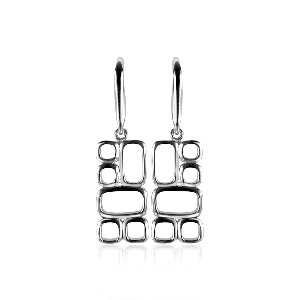 Pendientes largos de plata con diseño geométrico en forma de rectángulos y óvalos.
