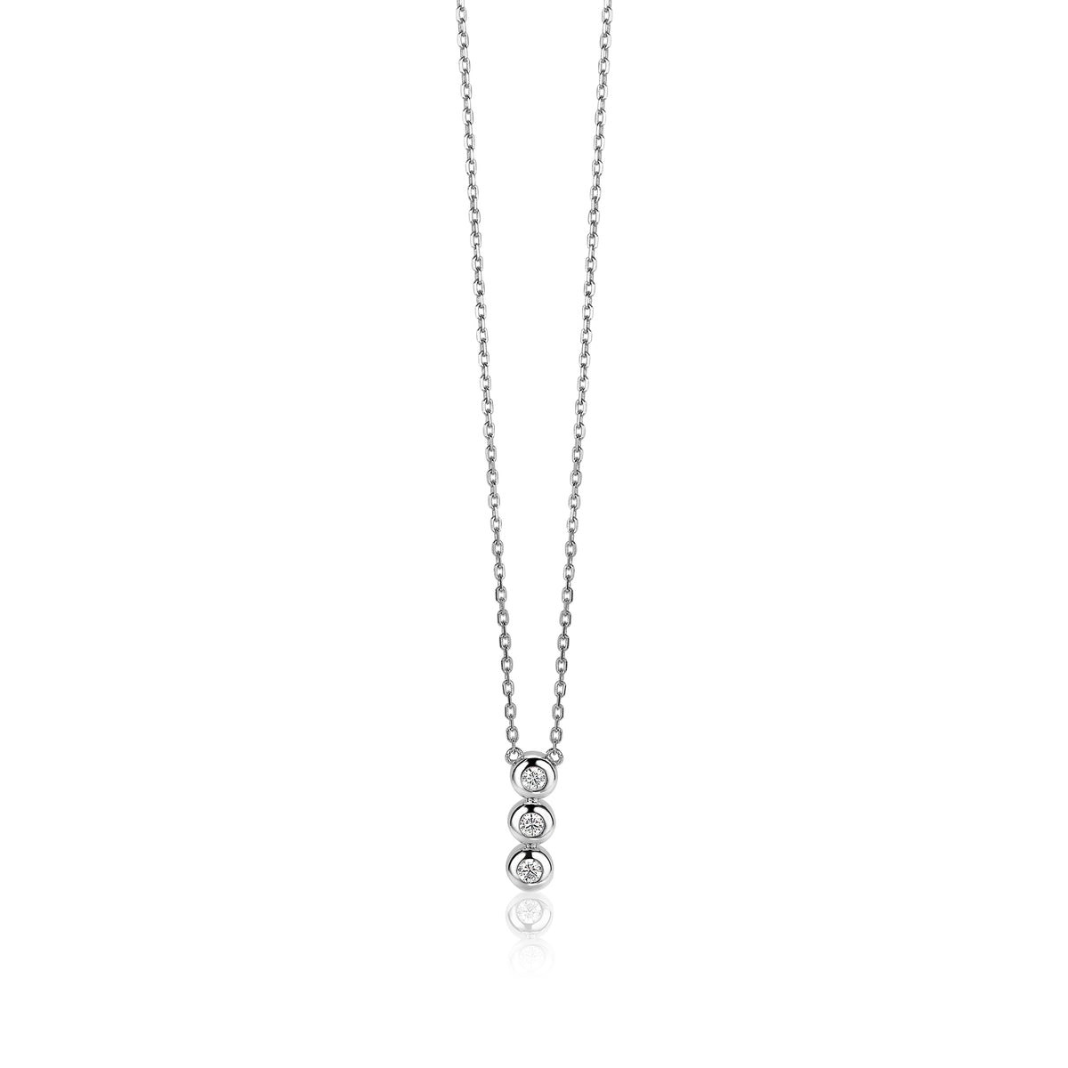 Collar de plata con tres colgantes brillantes en forma de círculos.