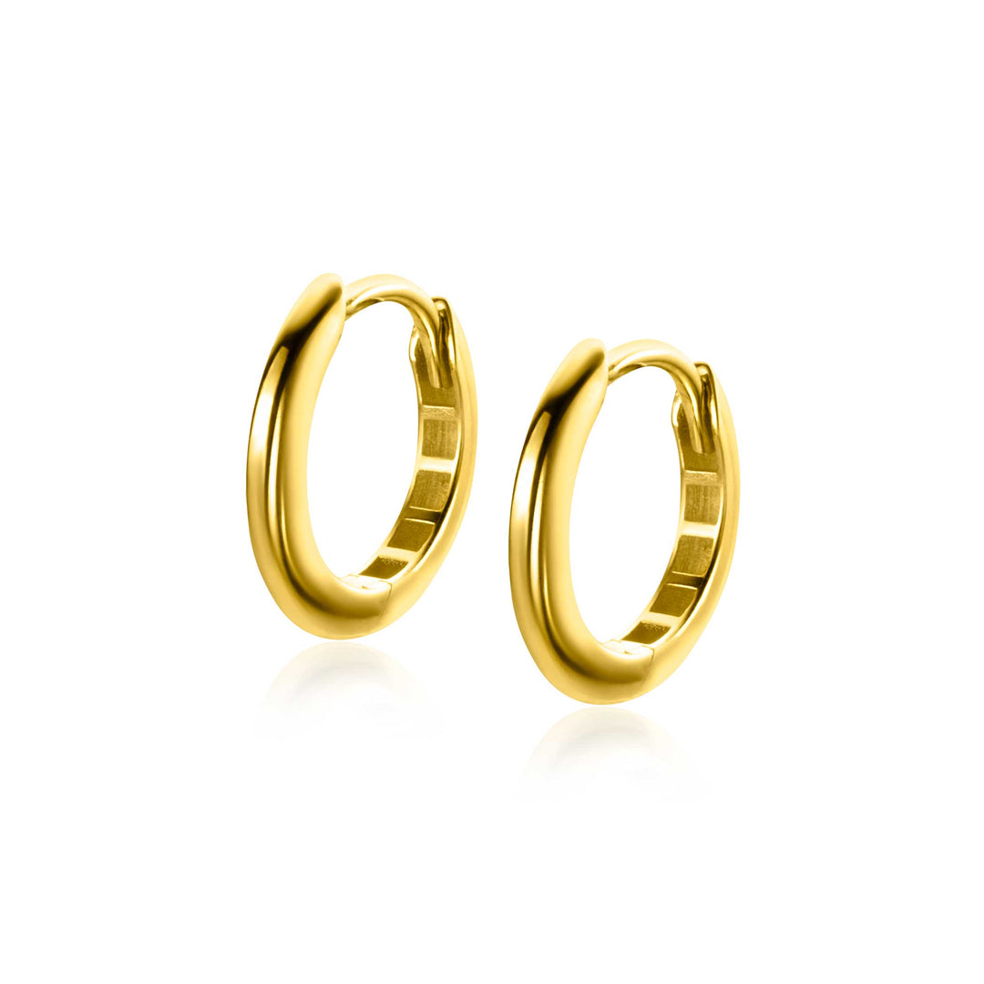 Twee Zinzi Oorbellen Goud Zgo433 kleine, gepolijste gouden creolen worden getoond tegen een witte achtergrond. Ze hebben een glad, reflecterend oppervlak met een eenvoudig, elegant ontwerp en luxe klapsluiting voor extra verfijning.
