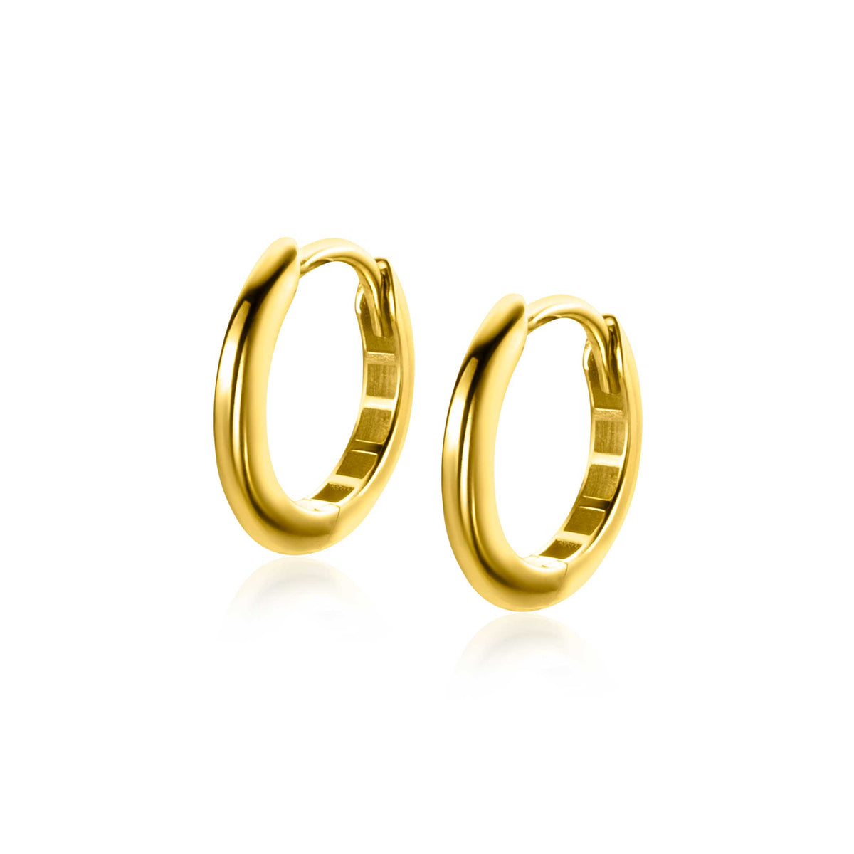 Pendientes de aro dorados con un diseño liso y brillante.