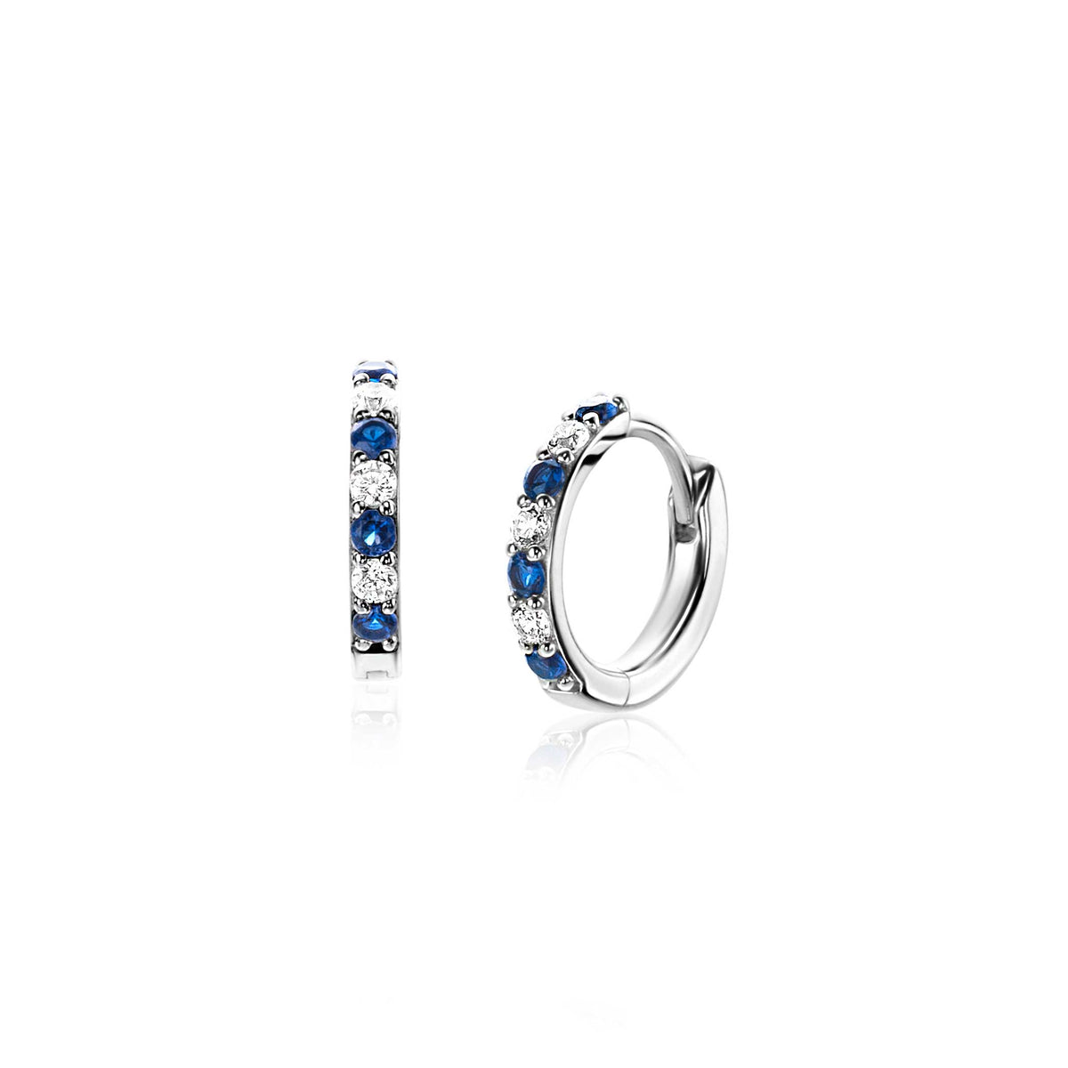 Pendientes de aro plateados con piedras azules y blancas.