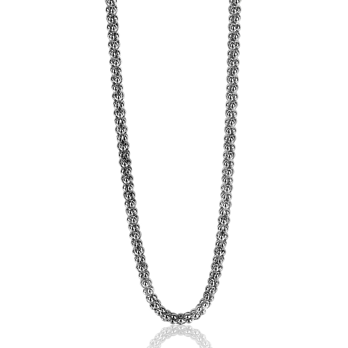 cadena de plata con diseño entrelazado.