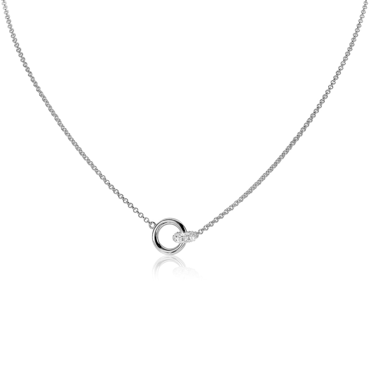 Collar de plata con un detalle circular en el centro y cadena delicada.