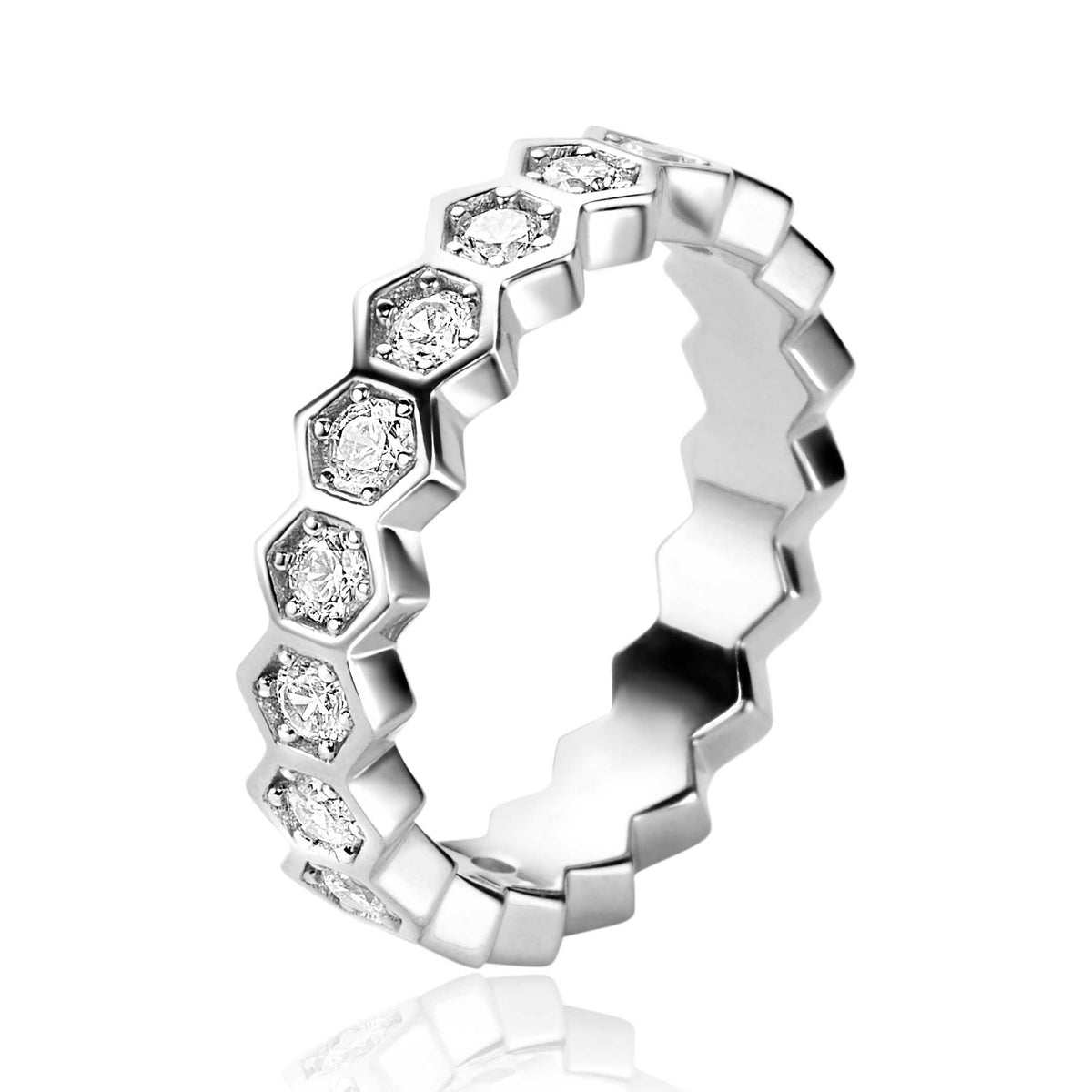 Anillo de plata con diseño hexagonal y circonitas brillantes.