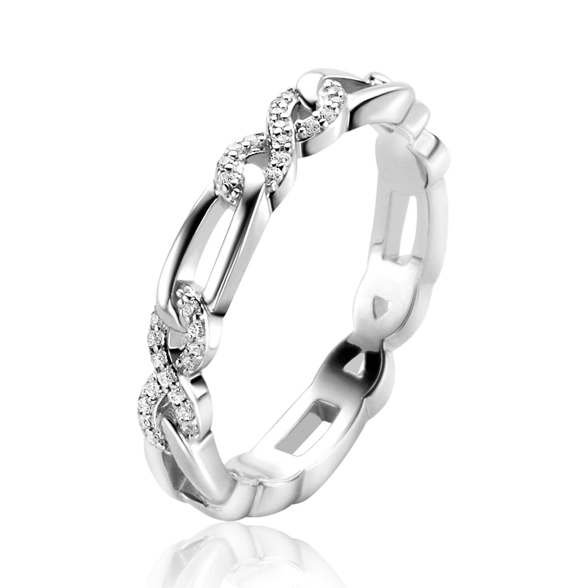 Anillo de plata con detalles entrelazados y piedras brillantes.