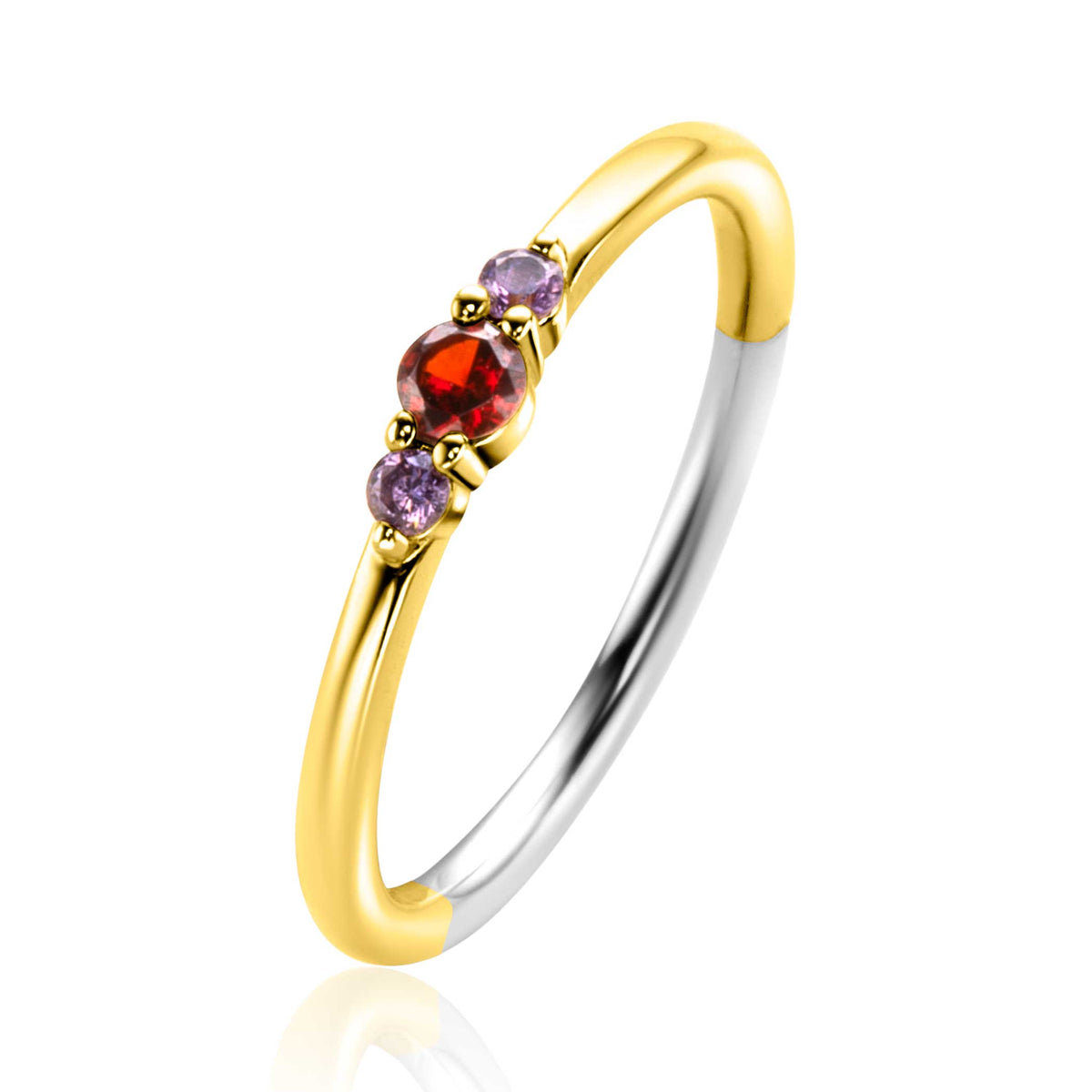 Anillo dorado con tres piedras preciosas: una roja y dos moradas.