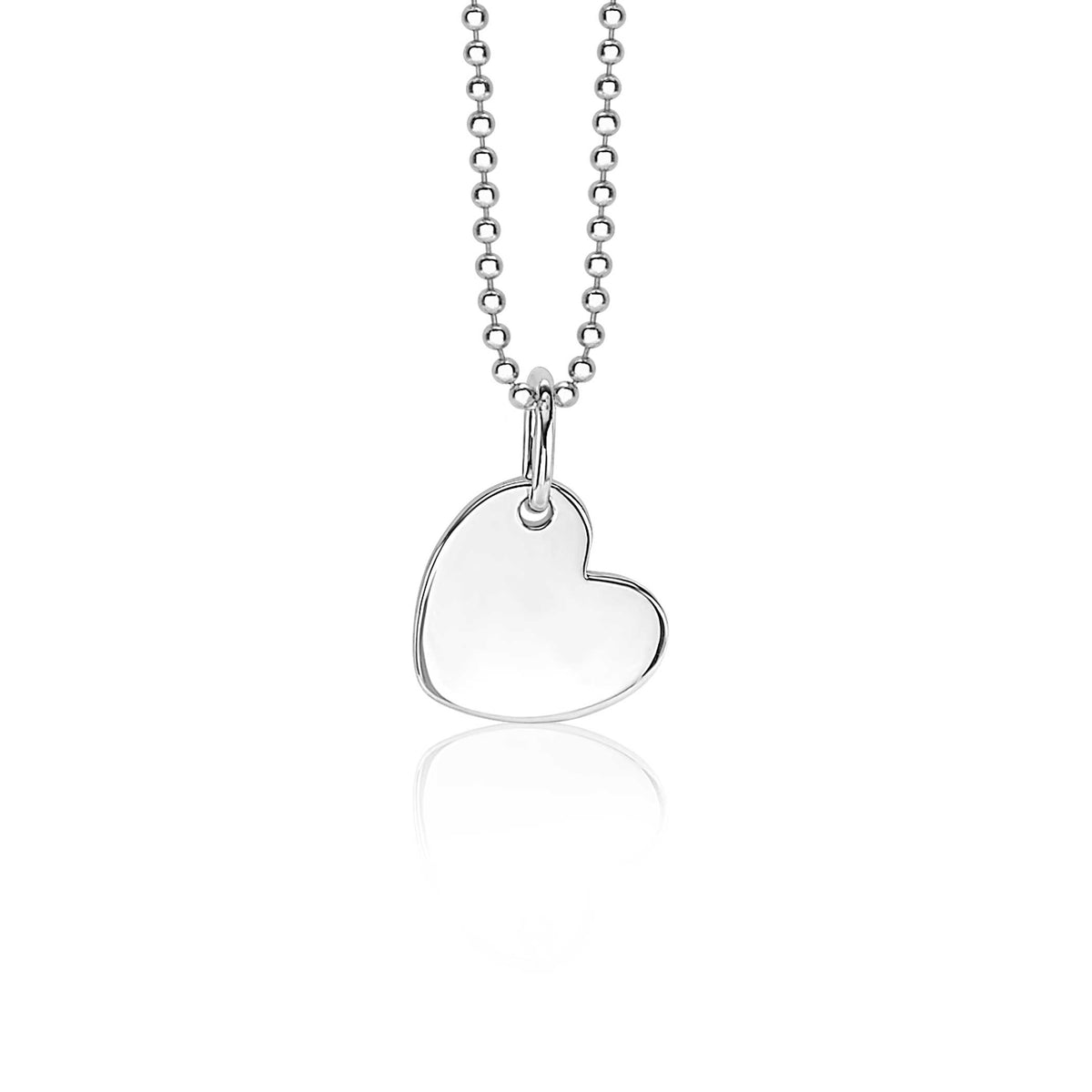 Colgante de corazón en plata con cadena fina.