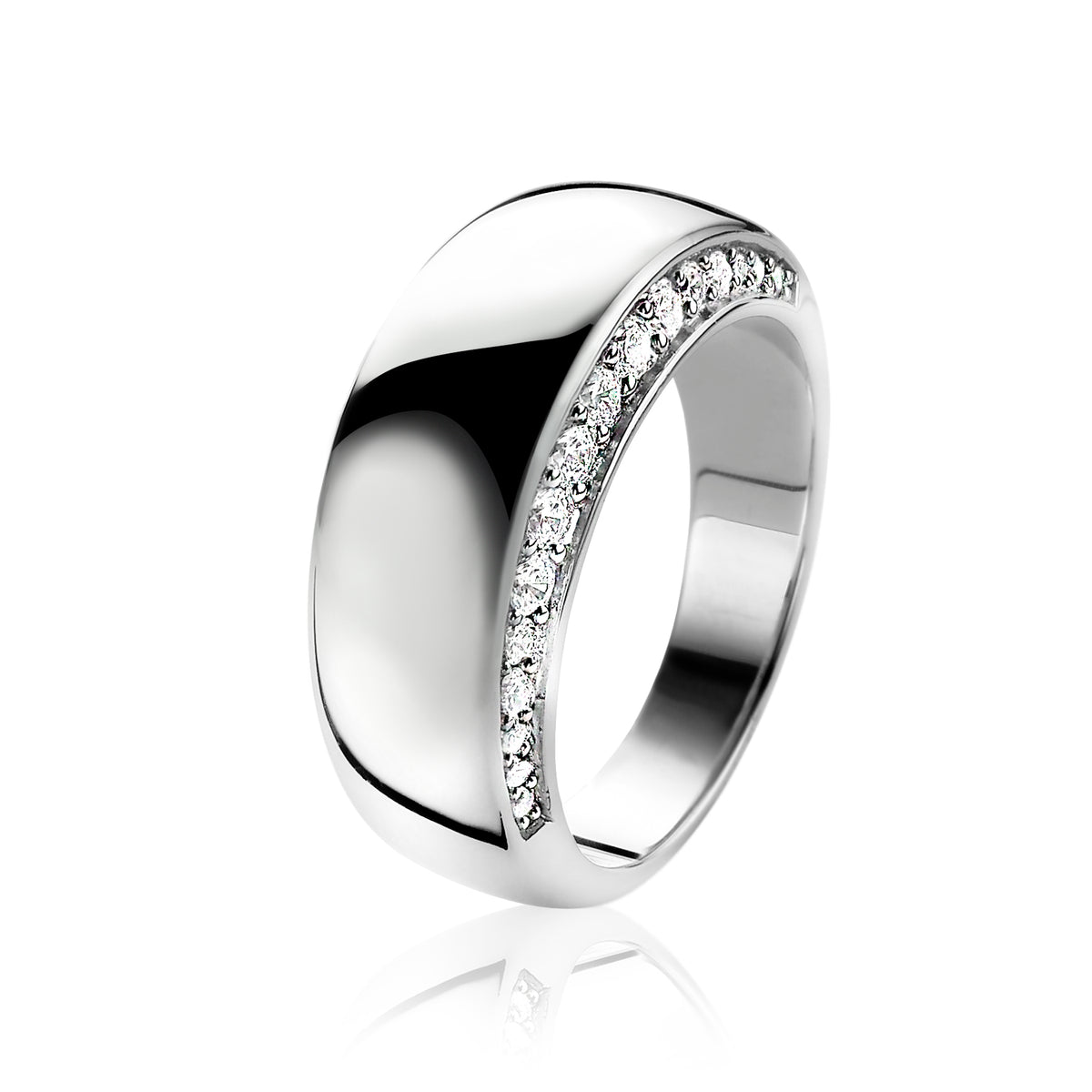 Anillo de plata con un diseño liso y una fila de piedras brillantes en un lado.