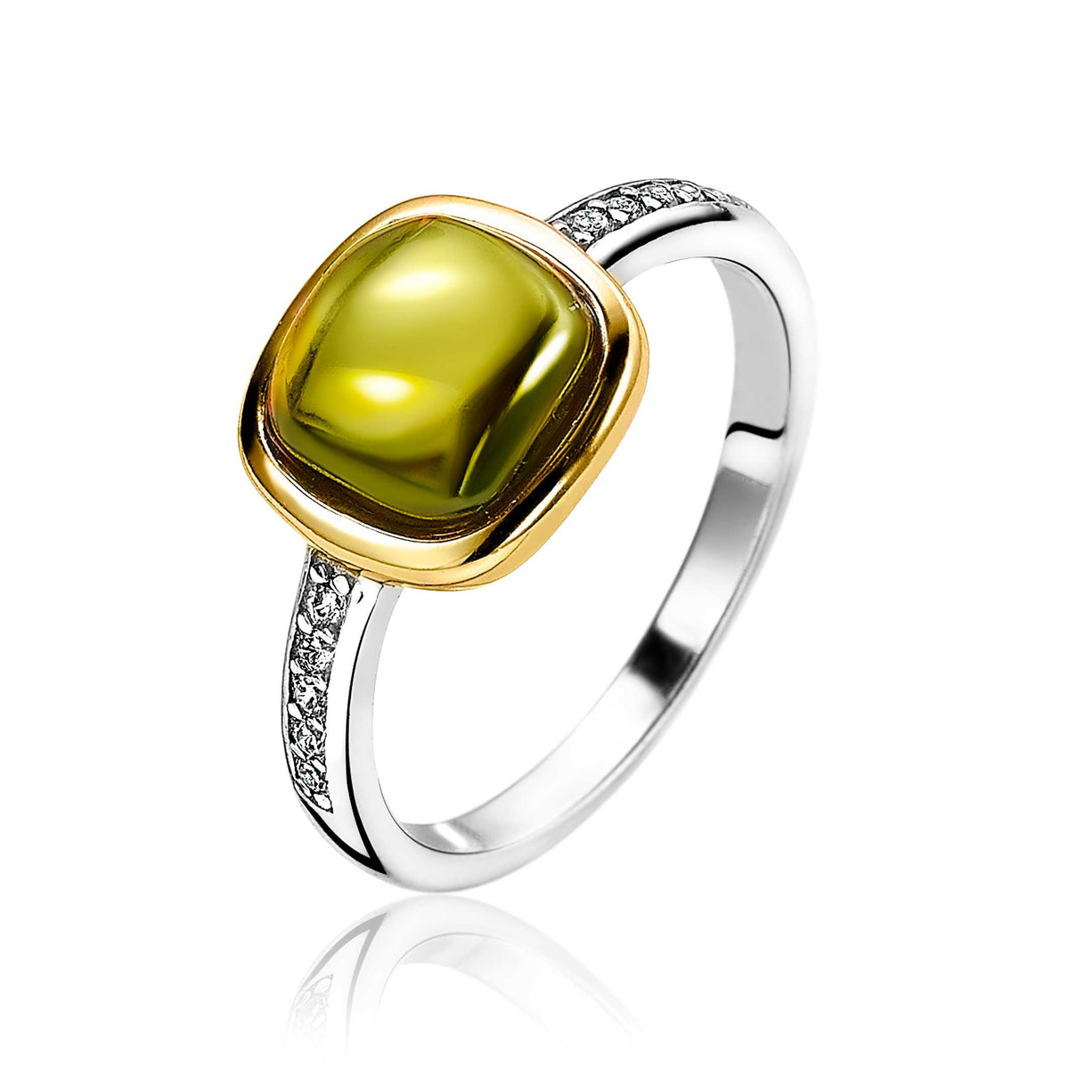 Anillo dorado con piedra verde cuadrada y detalles brillantes en los laterales.