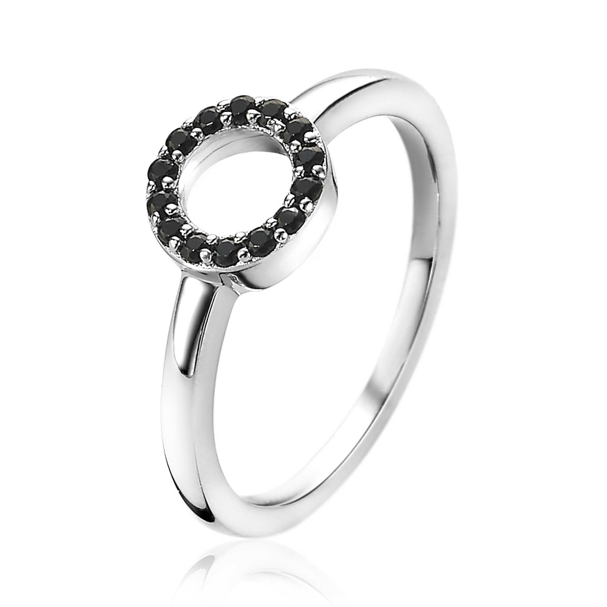 Anillo de plata con un círculo decorado con piedras negras.