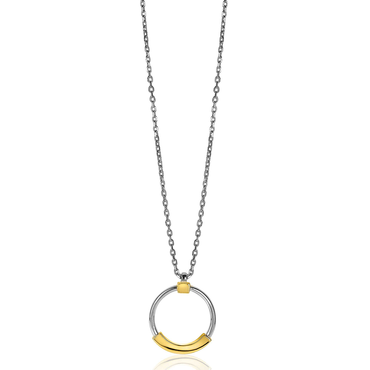 Collar de plata con colgante circular dorado y detalle en el centro.