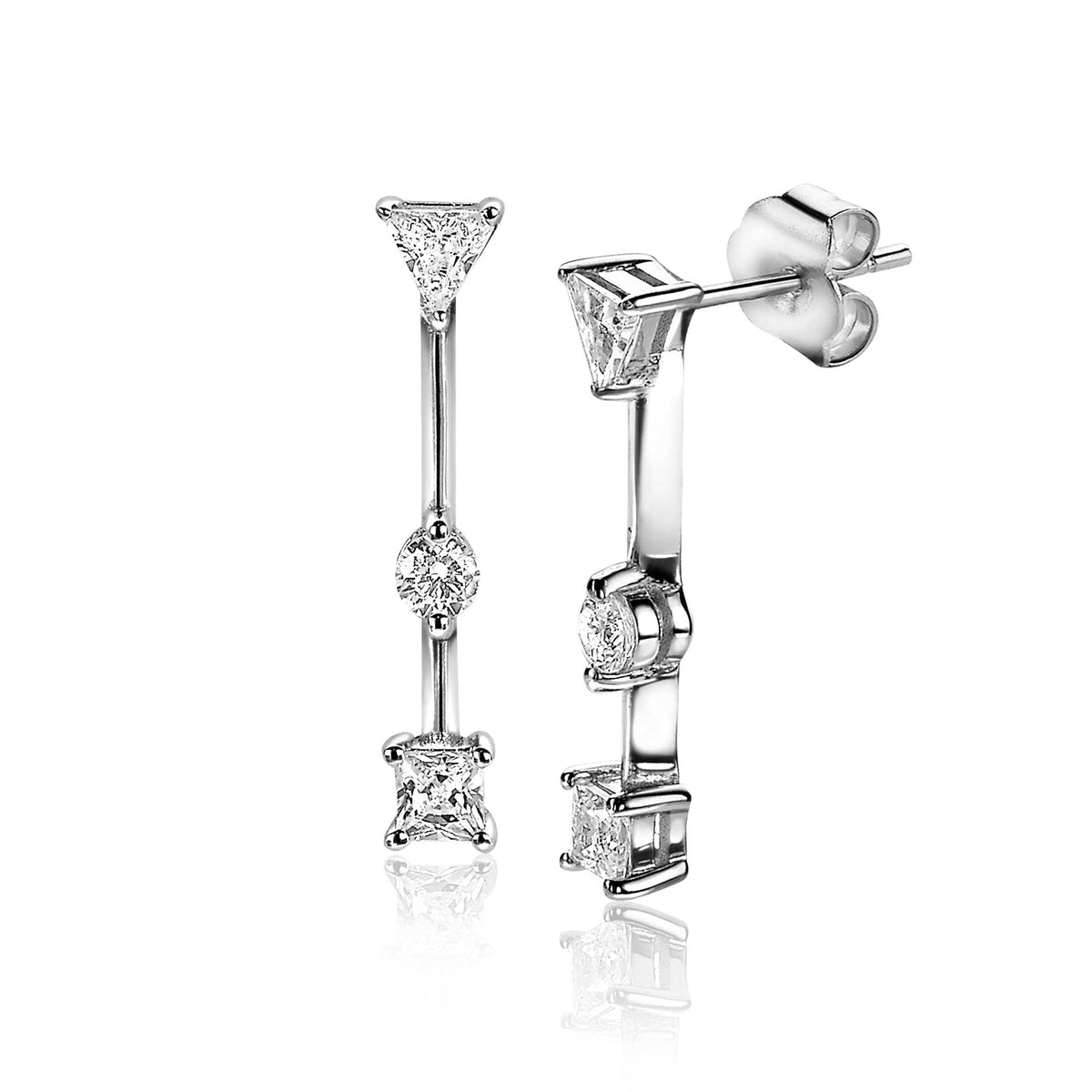Pendientes de plata con tres piedras brillantes en forma de triángulo y cuadrado.