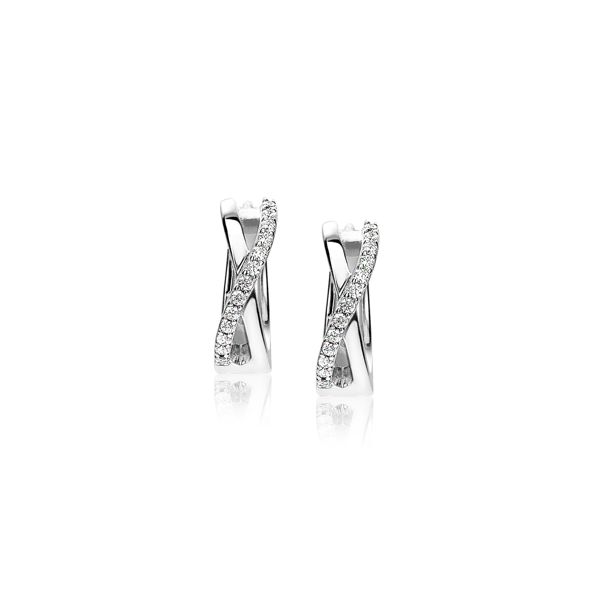 Pendientes de plata con diseño entrelazado y detalles de circonitas brillantes.
