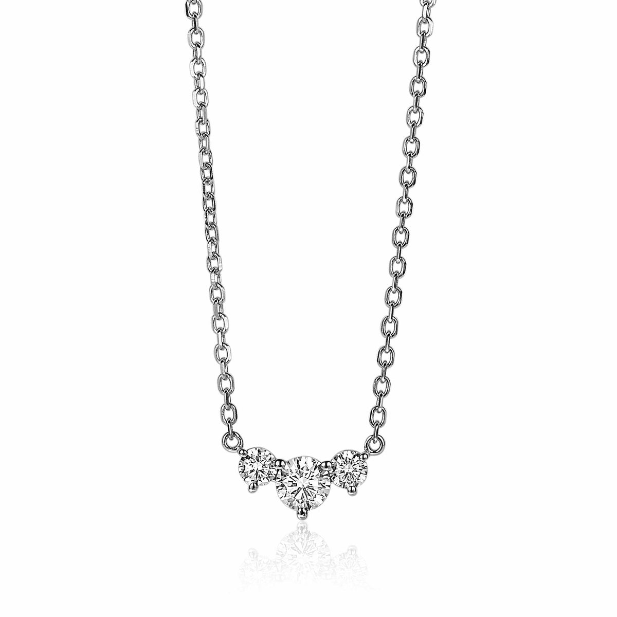 Collar de plata con tres piedras brillantes en forma de corazón.