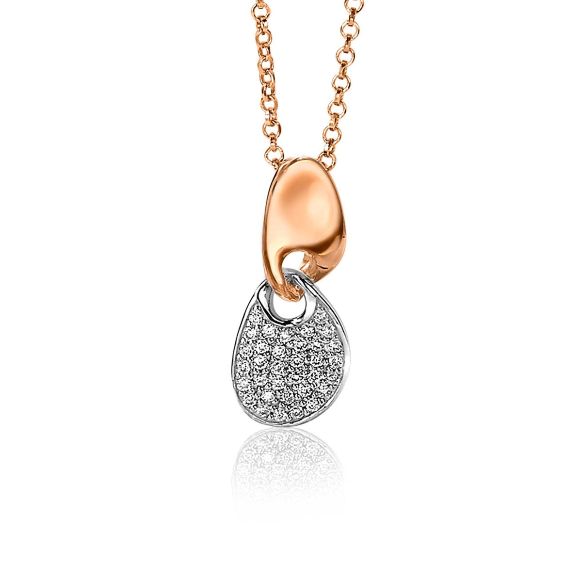 Colgante dorado con detalles plateados y piedras brillantes, suspendido de una cadena delicada.