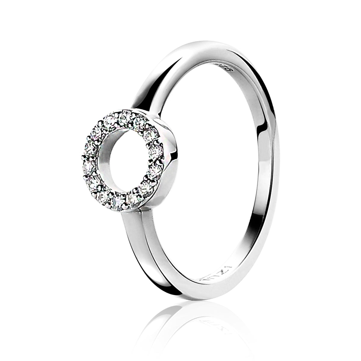 Anillo de plata con un diseño circular y circonitas brillantes en el centro.