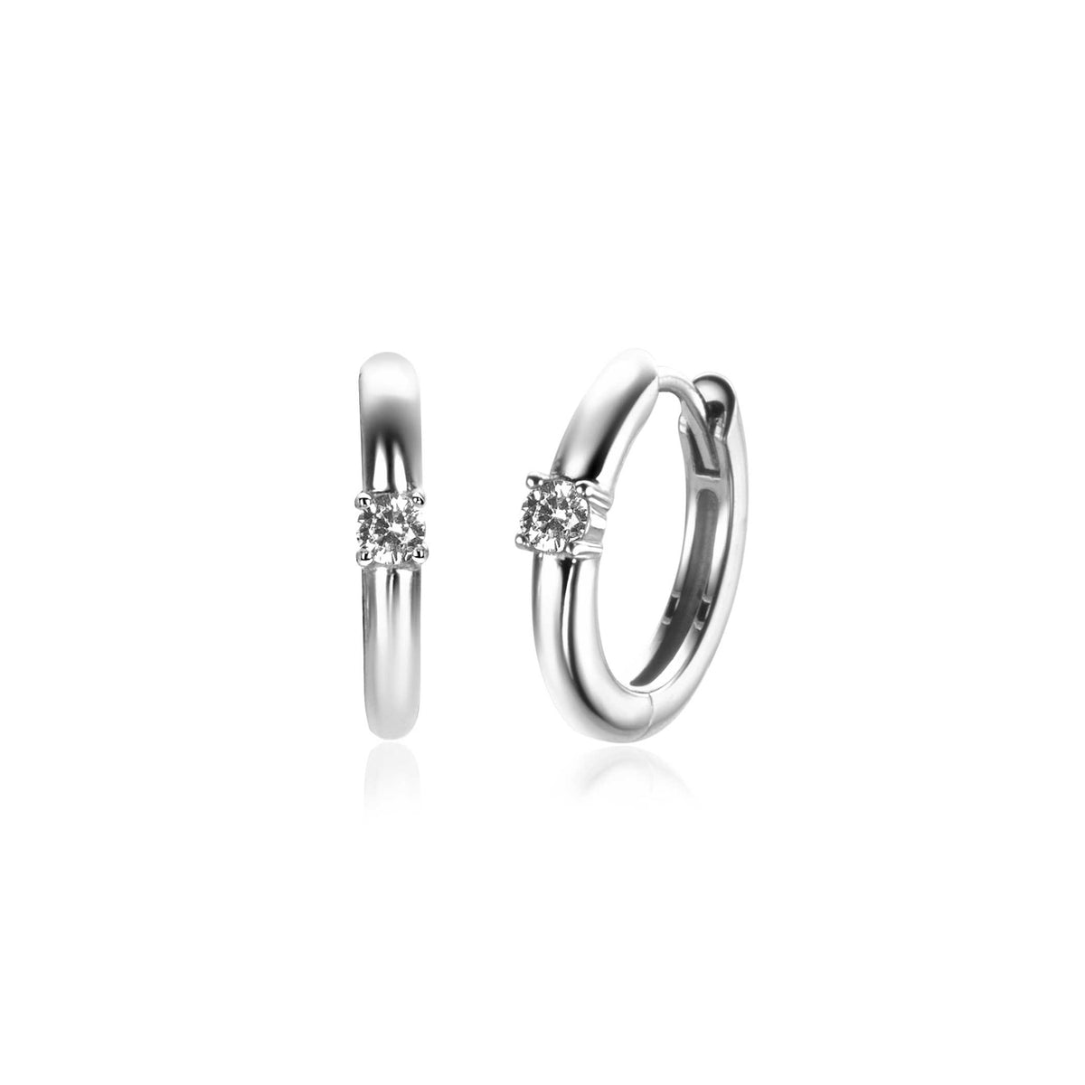 Pendientes de aro plateados con un pequeño zirconia en el centro.