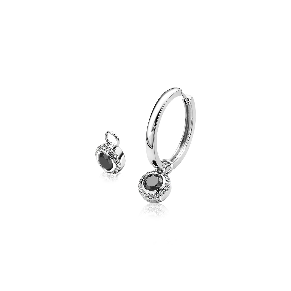 Pendientes de aro plateados con colgantes circulares y detalles en relieve.