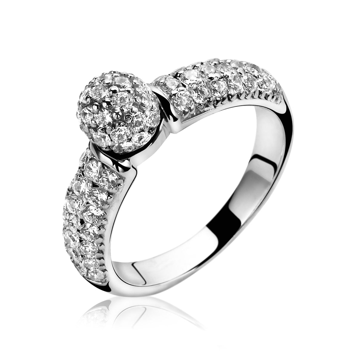 Anillo de plata con circonitas brillantes y diseño de doble banda.