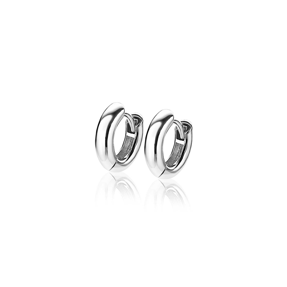 Pendientes de aro plateados con un diseño liso y brillante.