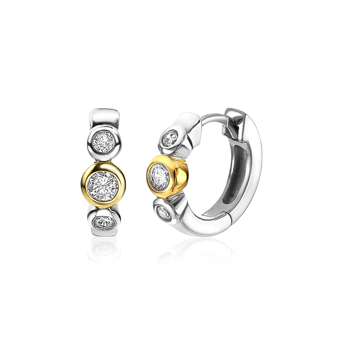 Pendientes de aro plateados con detalles en oro y circonitas brillantes.