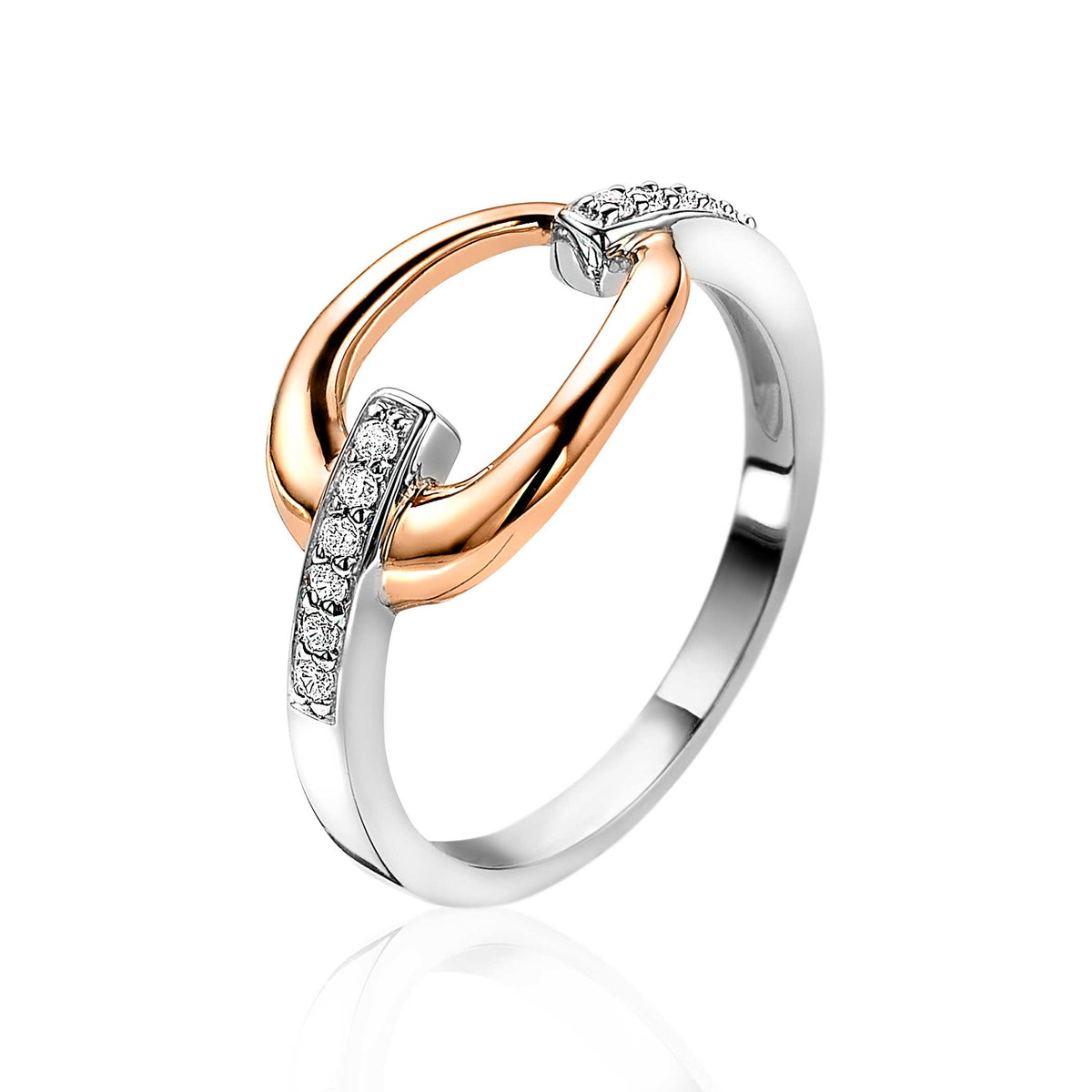 Anillo chapado en oro con diseño entrelazado y detalles de circonitas.