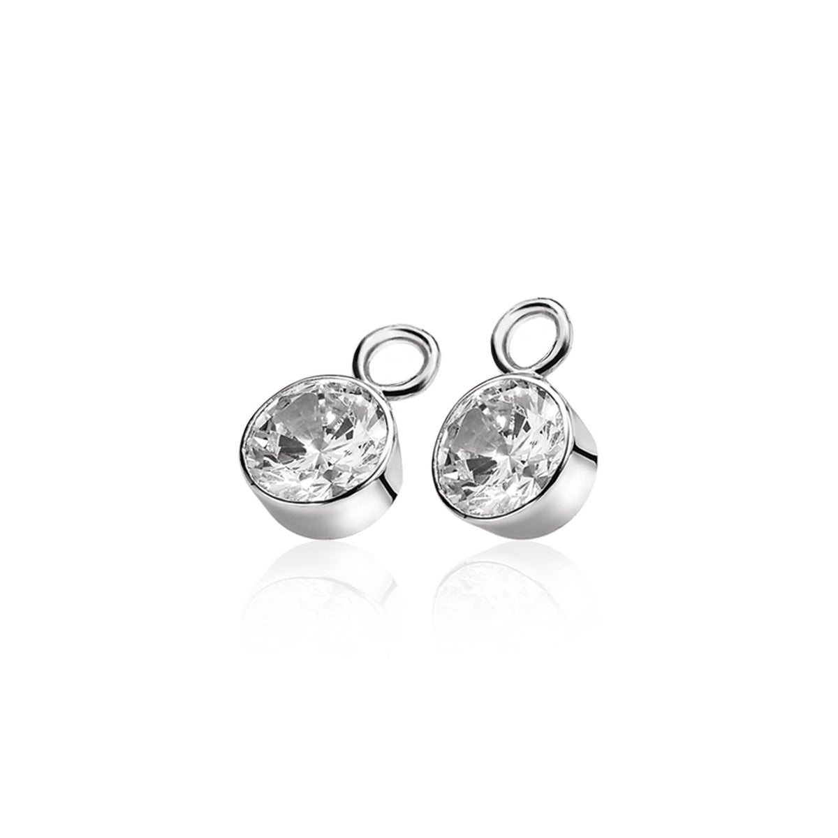 Pendientes de plata con un diseño redondo y un cristal transparente brillante.