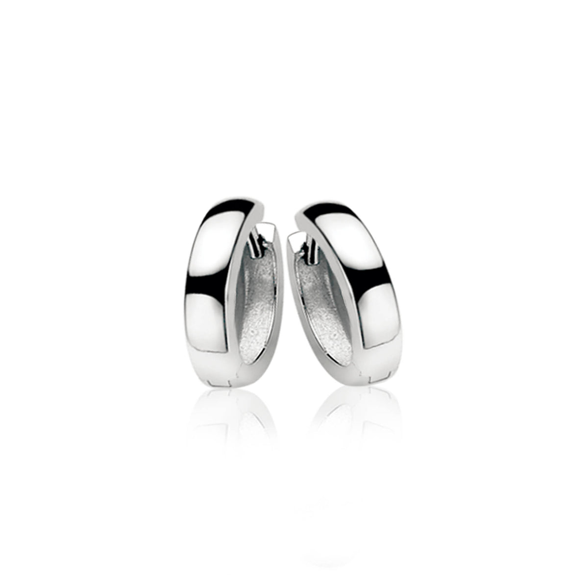 Pendientes de aro plateados con un diseño liso y brillante.
