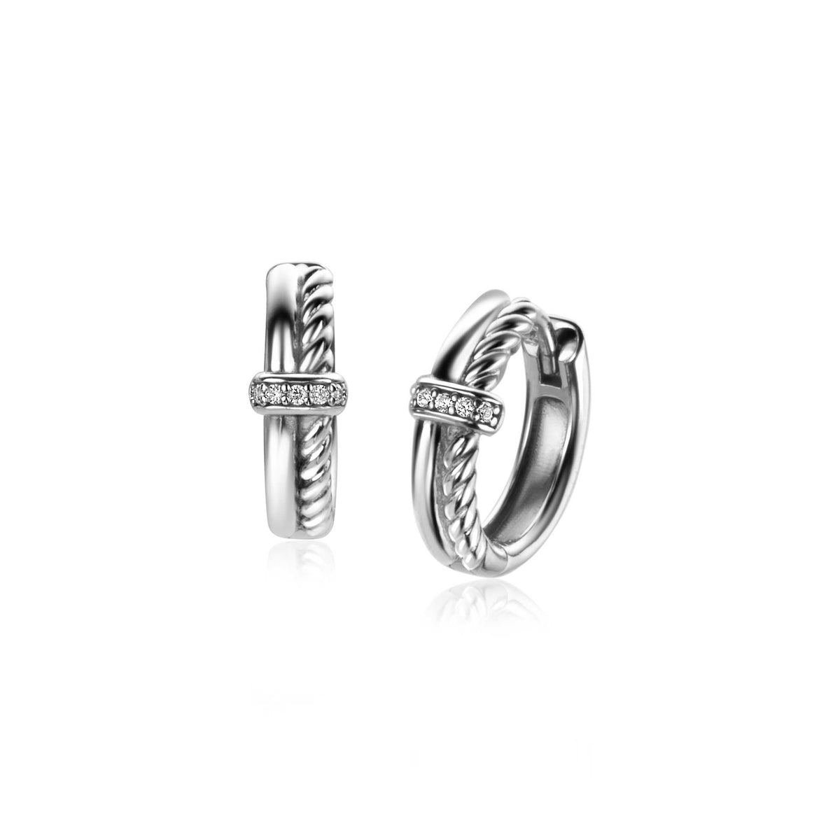 Pendientes de aro plateados con detalle trenzado y pequeñas piedras brillantes.