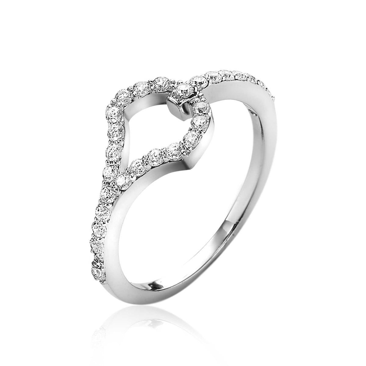 Anillo de plata con diseño en forma de corazón y circonitas brillantes.