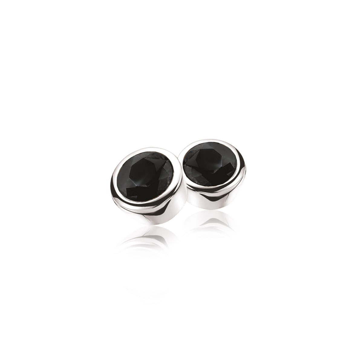 Pendientes de plata con piedra negra facetada en forma redonda.