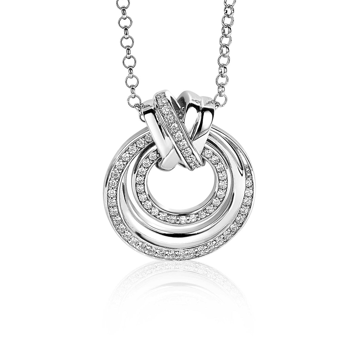 Colgante de plata con diseño de anillos entrelazados y detalles de circonitas.