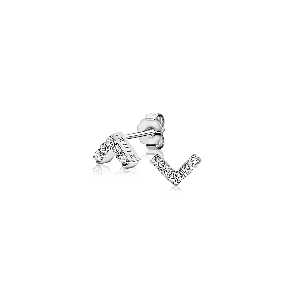 Pendientes de plata con forma de "V" y detalles de circonitas brillantes.