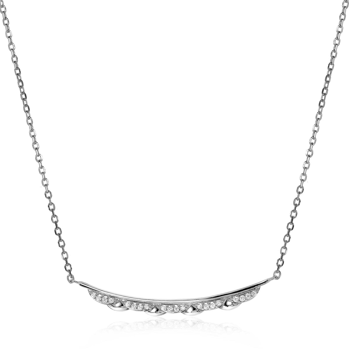 Collar de plata con un diseño curvado y detalles de piedras brillantes.
