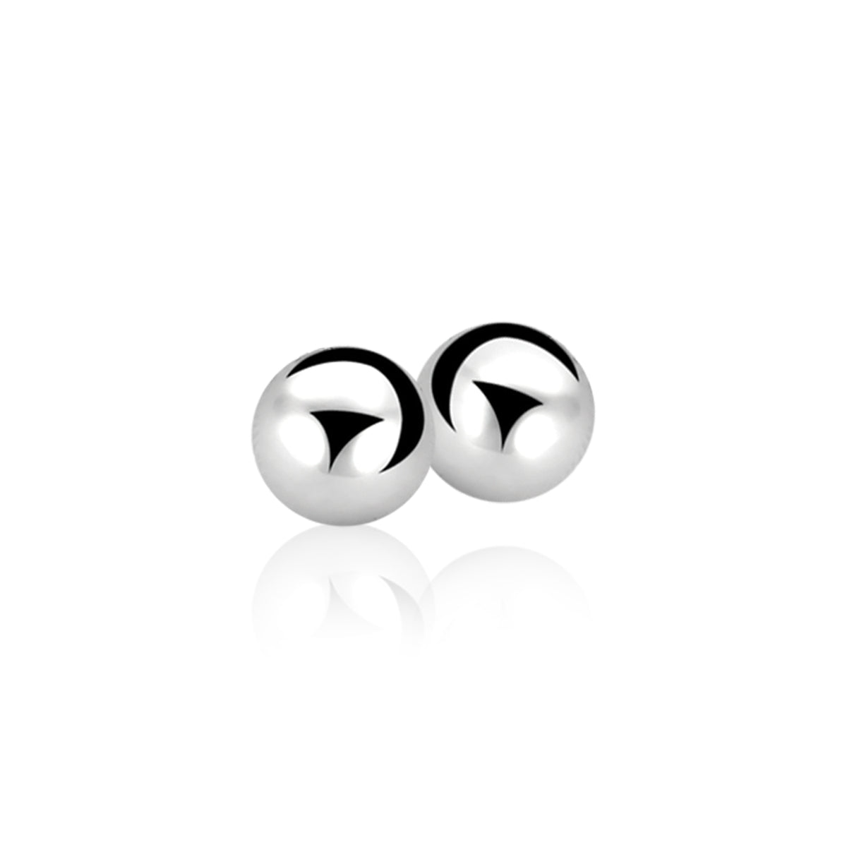 Pendientes de plata con forma de esfera pulida y brillante.