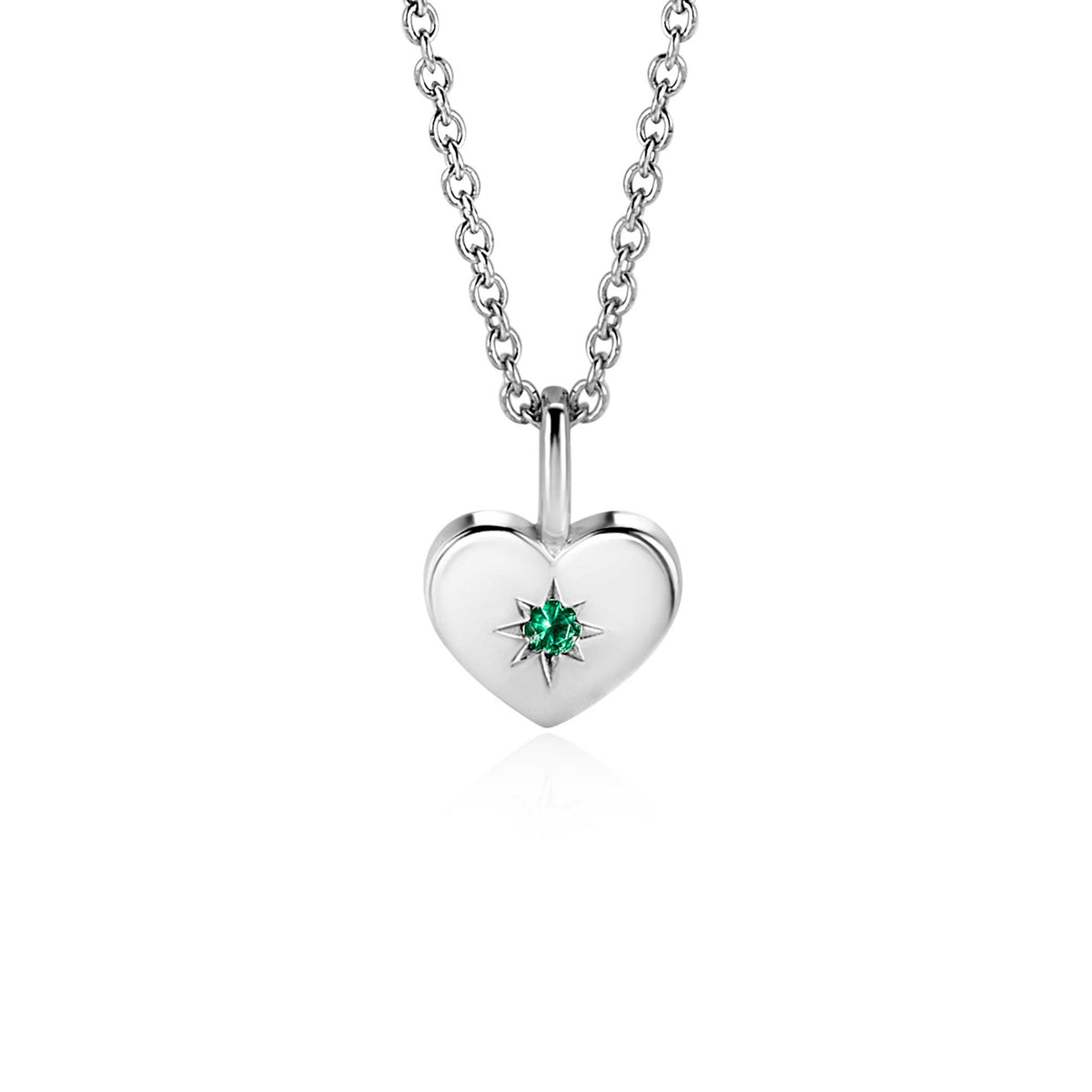 Colgante de corazón plateado con una piedra verde en el centro, suspendido de una cadena.