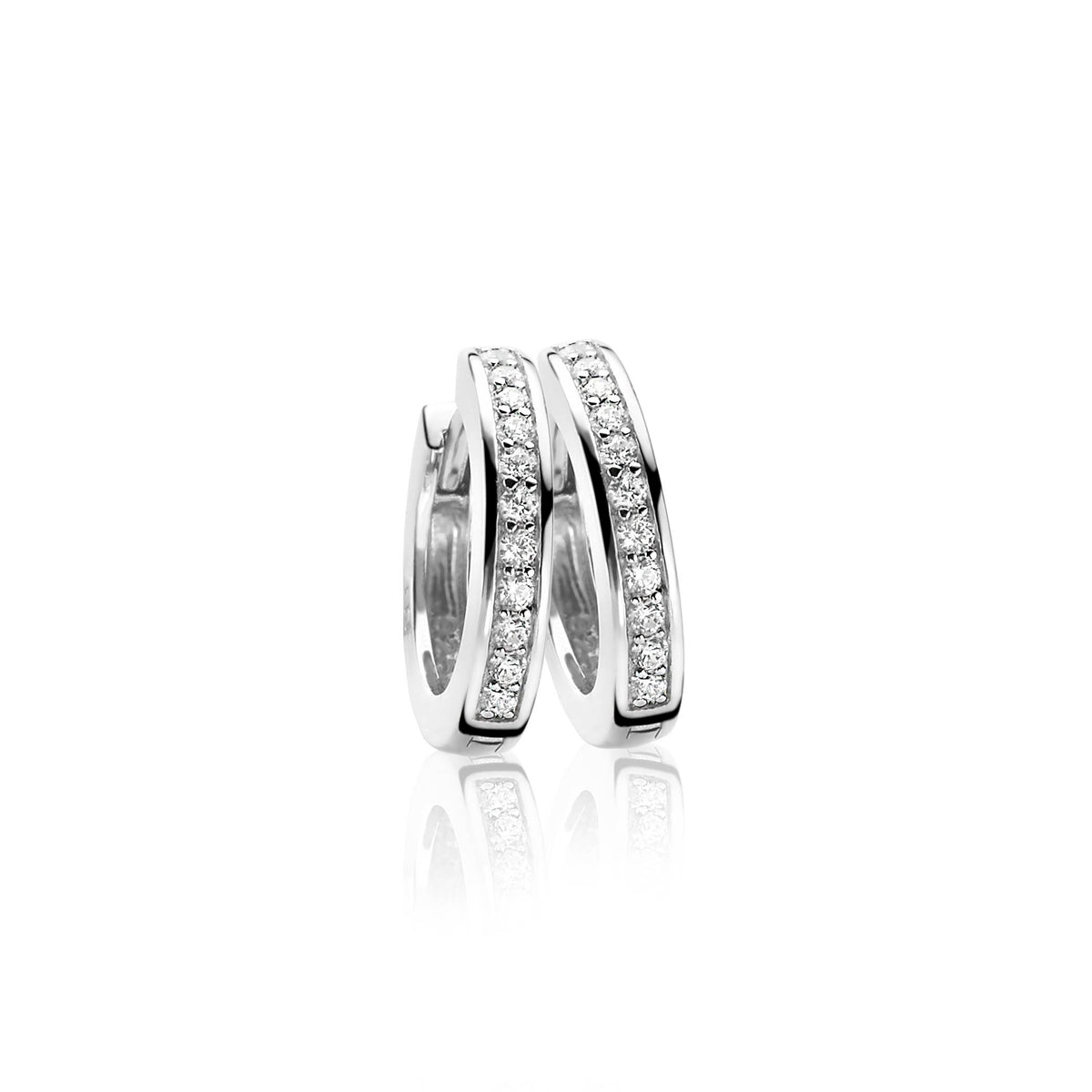Pendientes de aro de plata con detalles de circonitas brillantes.